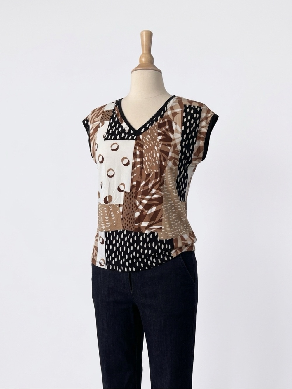 Joseph Ribkoff Abstract Print Embellished V-Neck Top – Size 8